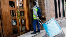 Un repartidor carga con un pedido en Madrid (España).