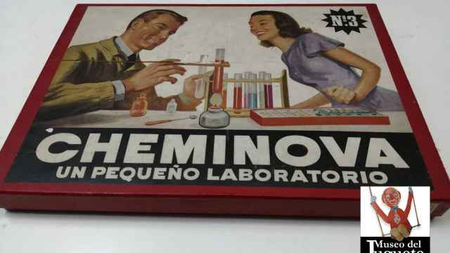 Un tradicional juego de mesa sobre química: el Cheminova.
