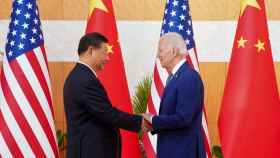 Joe Biden y Xi Jinping se estrechan la mano antes de su reunión en Bali, Indonesia.