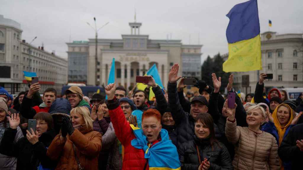 Residentes de Jersón celebran la reconquista por parte de Ucrania.