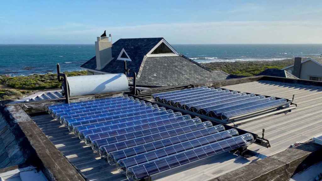 Los tubos solares en un tejado.