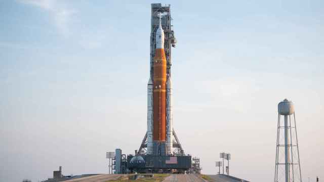El cohete SLS en su plataforma de lanzamiento