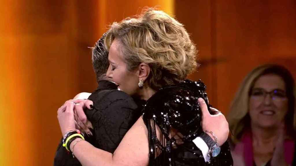 Jorge Javier Vázquez y Rocío Carrasco abrazados en el final de 'En el nombre de Rocío'