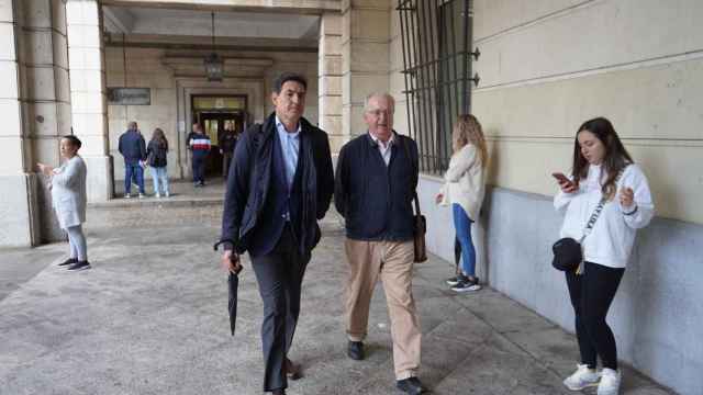 El exconsejero de Empleo Antonio Fernández a su llegada a la Audiencia para recoger la notificación de la condena de inhabilitación por el caso ERE.