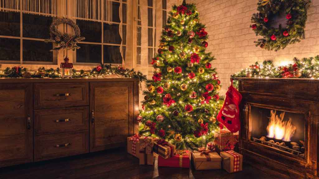 Salón clásico con el árbol de Navidad en rojos y dorados.