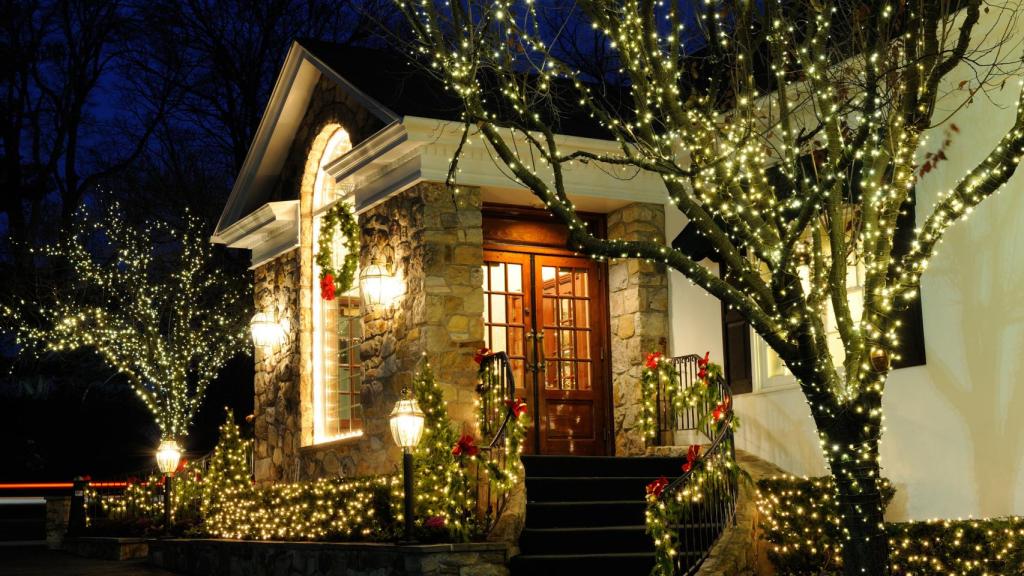 El exterior de una casa en Navidad.