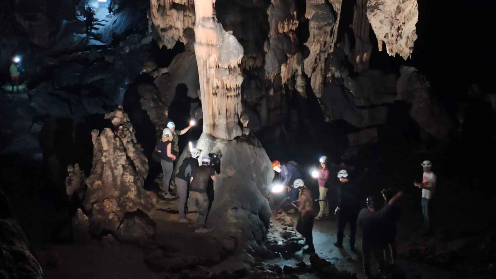 Un momento de la grabación del equipo de National Geographic en la Cueva de Ardales.