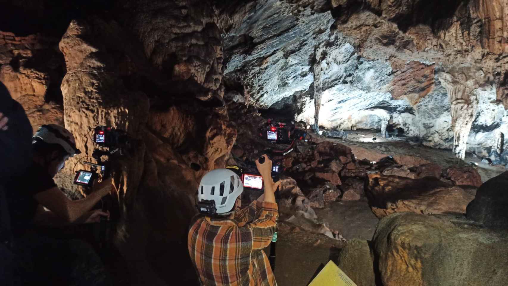 Profesionales de National Geographic en la Cueva de Ardales.