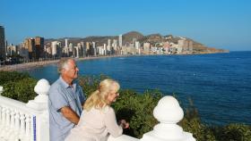 Dos personas observan el skyline de Benidorm.