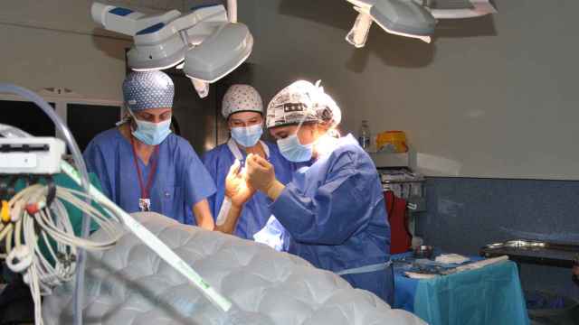 Una intervención quirúrgica en un hospital .