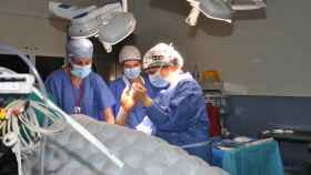 Una intervención quirúrgica en un hospital .