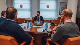 El presidente de la Junta, Juan García-Gallardo, durante su reunión con representantes de las familias numerosas, este martes.