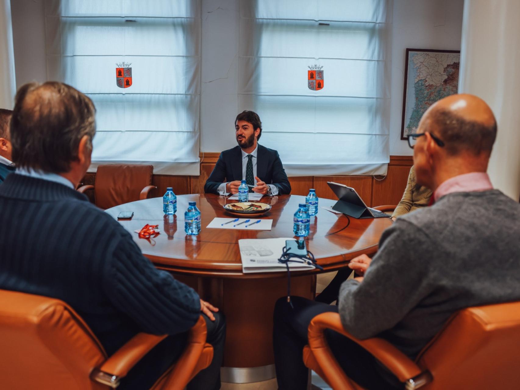 El presidente de la Junta, Juan García-Gallardo, durante su reunión con representantes de las familias numerosas, este martes.