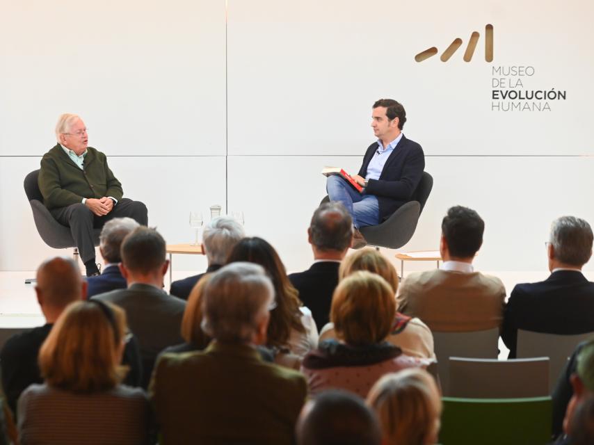 El periodista Fernando Jáuregui durante la presentación de su libro en Burgos, este martes.