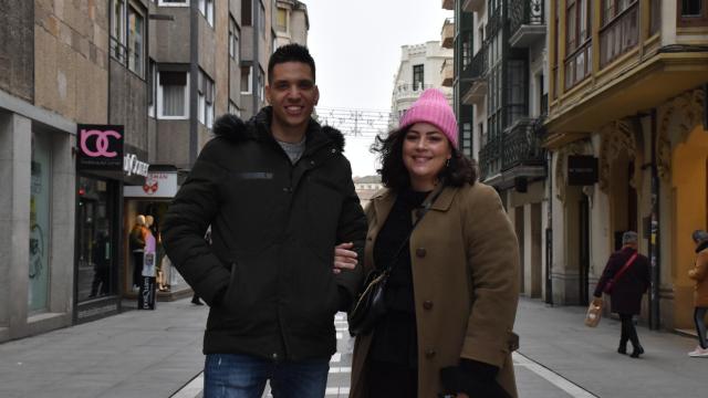 Eva Ares y Adrián Lorenzo cantando en Santa Clara