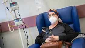 Una paciente de cáncer recibiendo quimioterapia.
