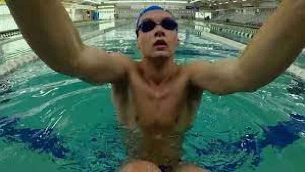El nadador paralímpico Parker Egbert durante una prueba