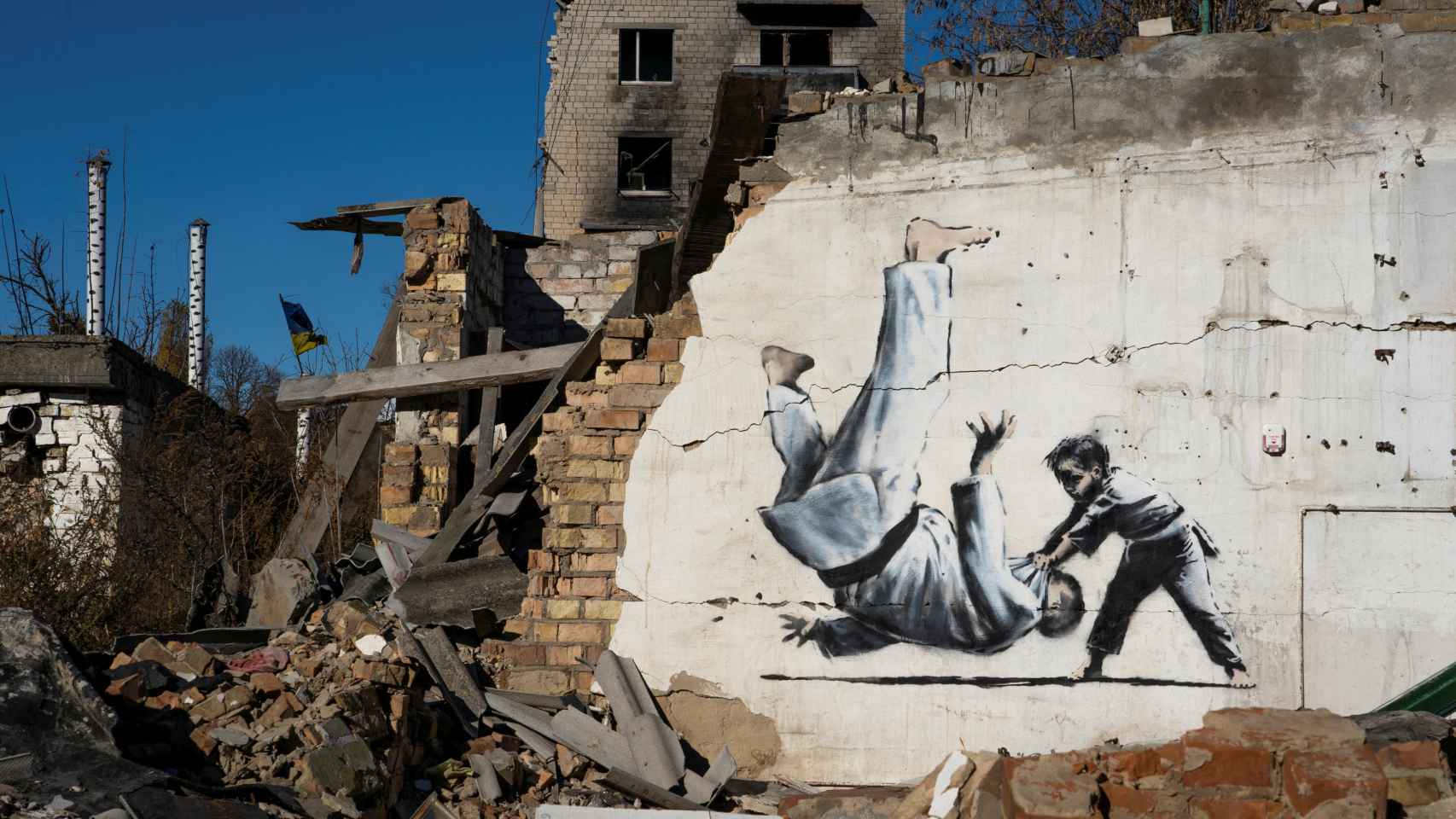 Grafiti de Banksy en el que se ve a un practicante de judo (probablemente Putin, cinturón negro en este deporte) es derribado por un niño