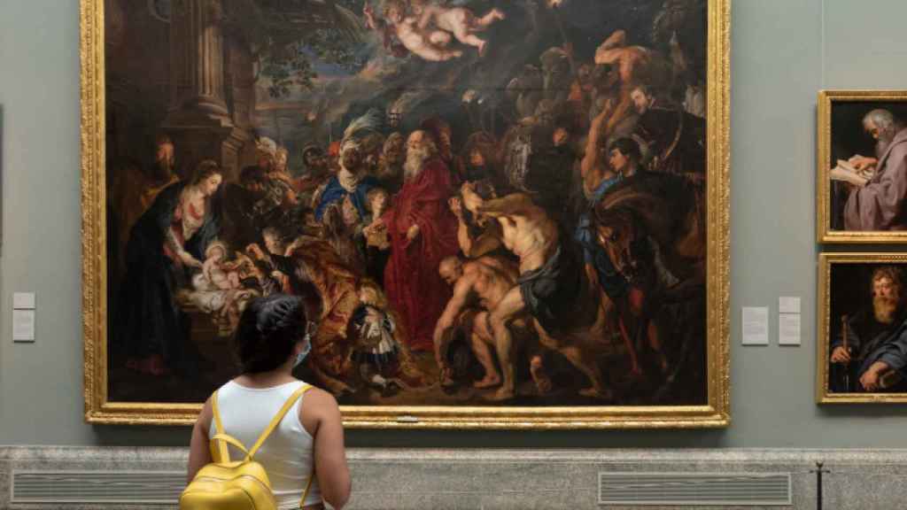 Una visitante contempla una obra de Rubens en el Museo del Prado