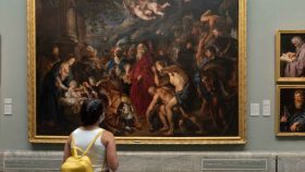 Una visitante contempla una obra de Rubens en el Museo del Prado