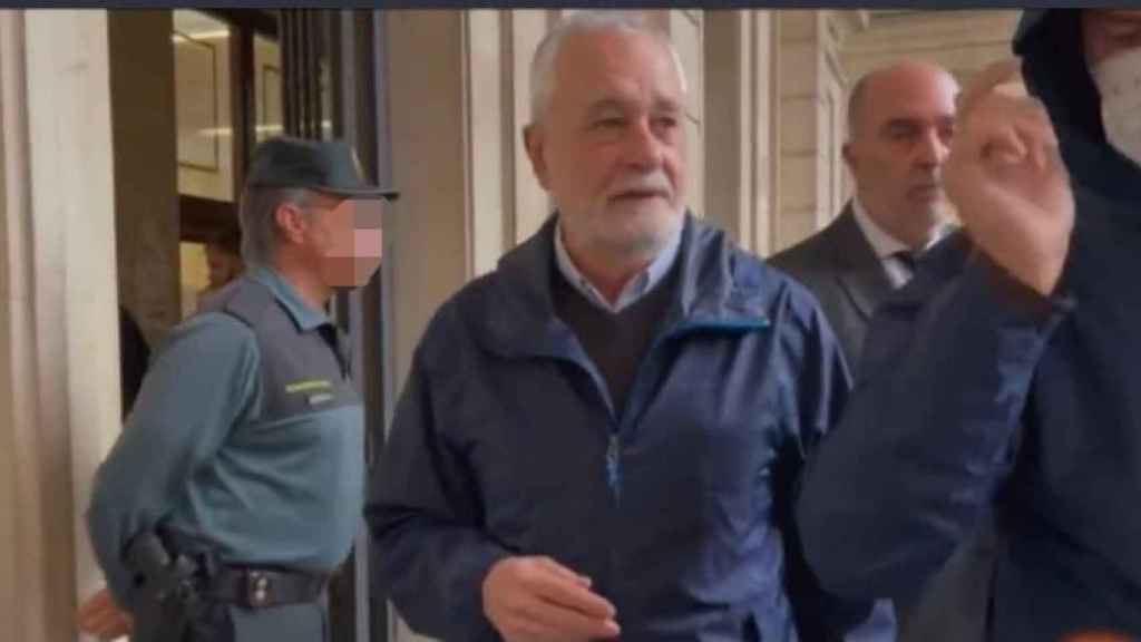 El expresidente de la Junta de Andalucía José Antonio Griñán, este martes, a su salida de la Audiencia tras recoger la notificación de su condena de inhabilitación.