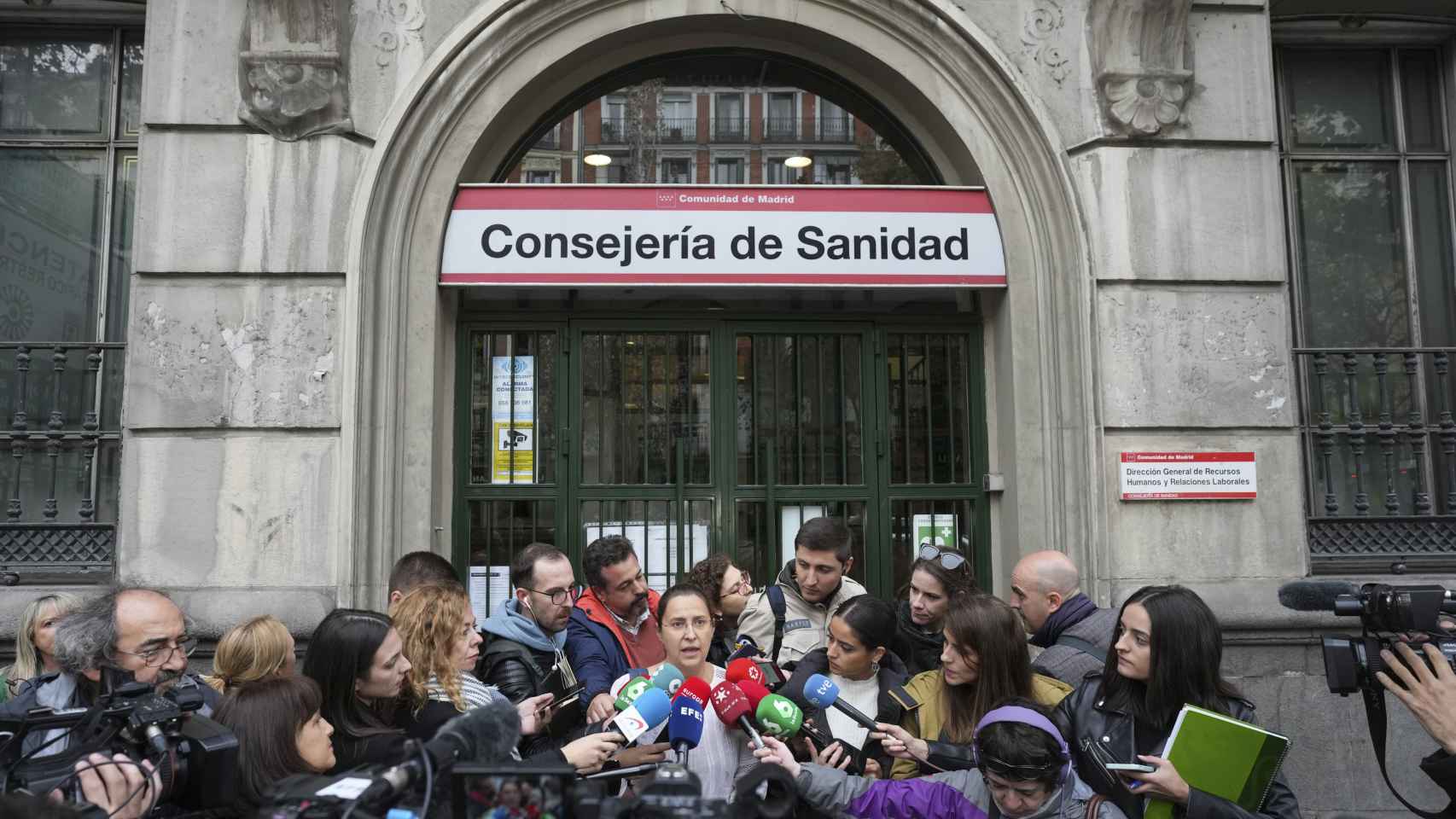 La secretaria general de Amyts, Ángela Hernández, a la puerta de la Consejería.
