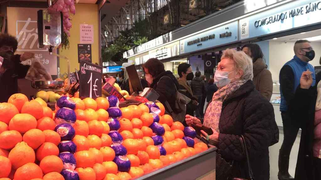 Una mujer compra fruta fresca en el Mercado Central de Valencia.