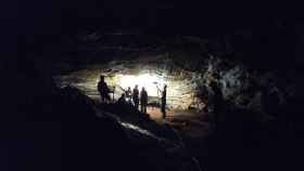 Parte del equipo de National Geographic este martes grabando en la Cueva de Ardales.