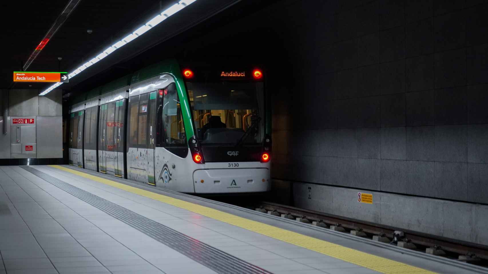 Uno de los trenes del Metro de Málaga llega a una estación.