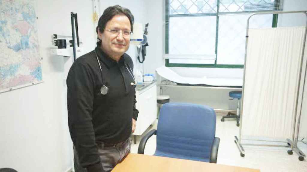 El médico Juan Ángel Bellón, en su consulta en el centro de salud de El Palo.