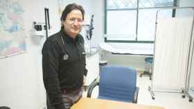 El médico Juan Ángel Bellón, en su consulta en el centro de salud de El Palo.