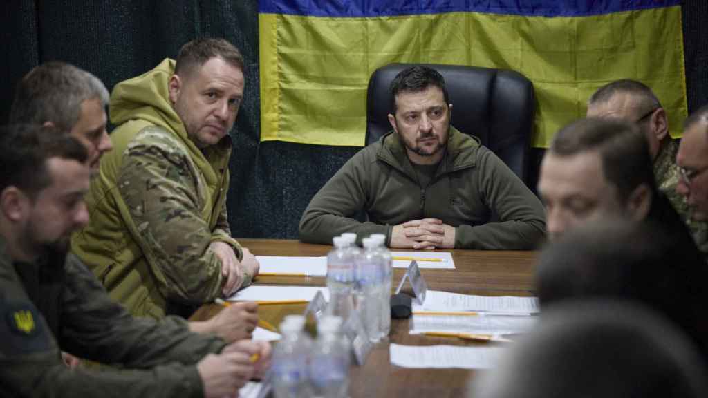 El presidente de Ucrania, Volodímir Zelenski, reunido con autoridades locales en su visita este lunes a Jersón.