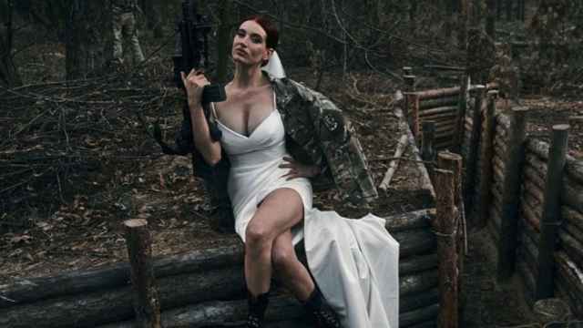 Evgenia Emerald posa en los bosques de Járkov el día de su boda.