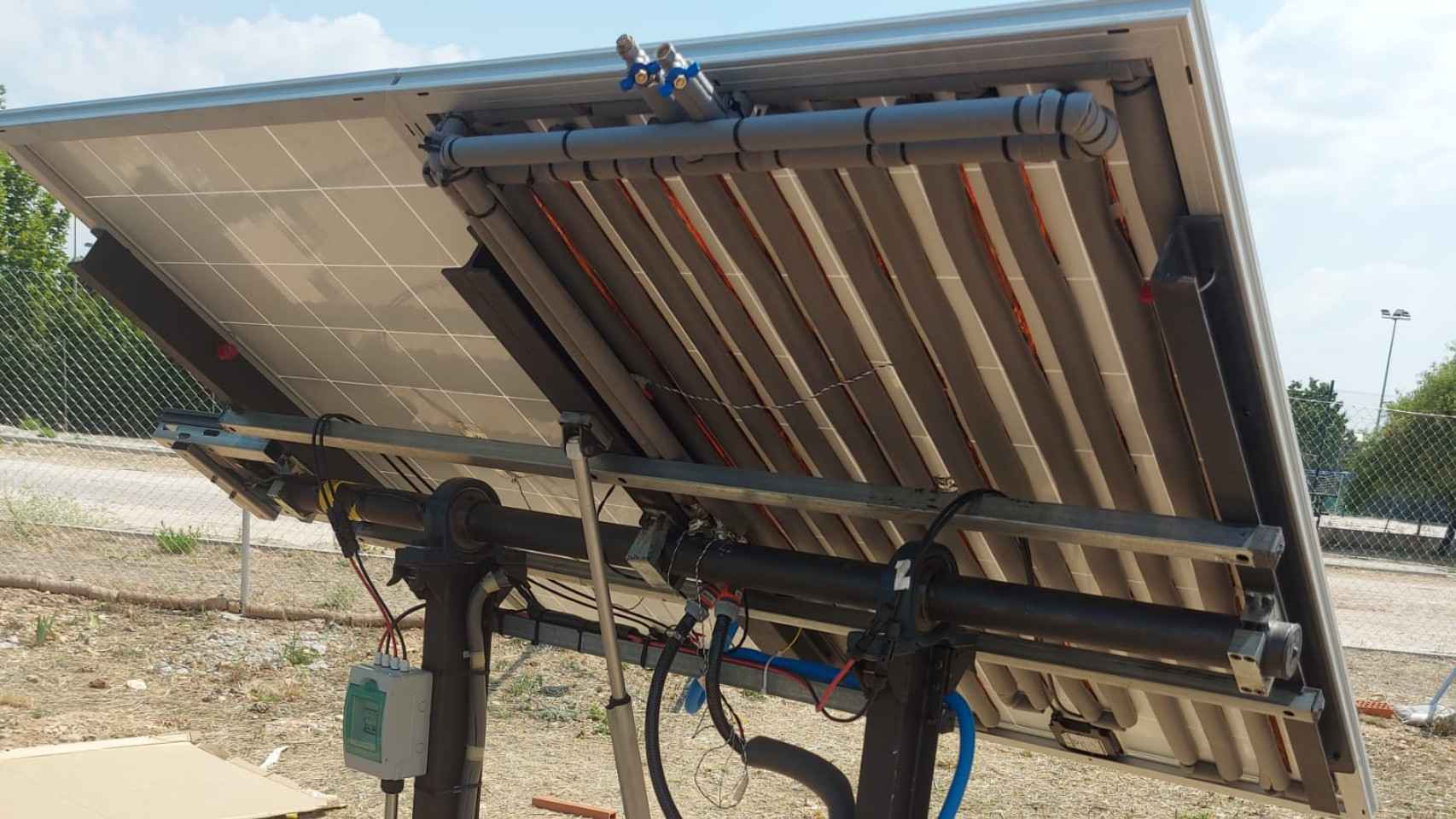 La trasera de una placa solar con el sistema de refrigeración para aumentar su eficiencia
