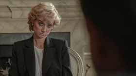 Elizabeth Debicki como Diana en 'The Crown'.