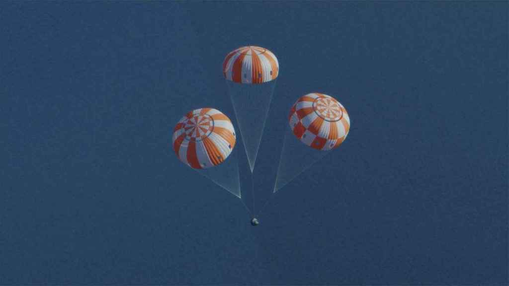 Un sistema de paracaídas ayudará a reducir la velocidad de la cápsula Orion en su regreso a la Tierra. / NASA