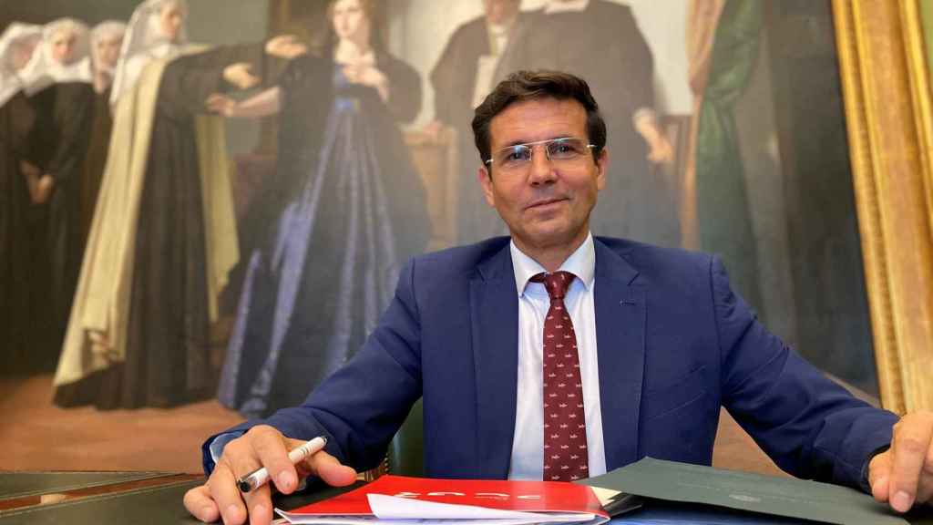 El alcalde de Granada, Francisco Cuenca, posa en su despacho municipal.