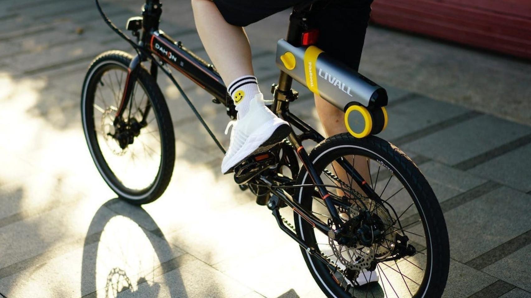 Este ingenioso gadget convierte cualquier bicicleta en eléctrica