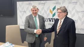 El presidente de Cajaviva Caja Rural, Jesús María Hontoria, con el gerente de Down Burgos, Luis Mayoral, en la firma del acuerdo