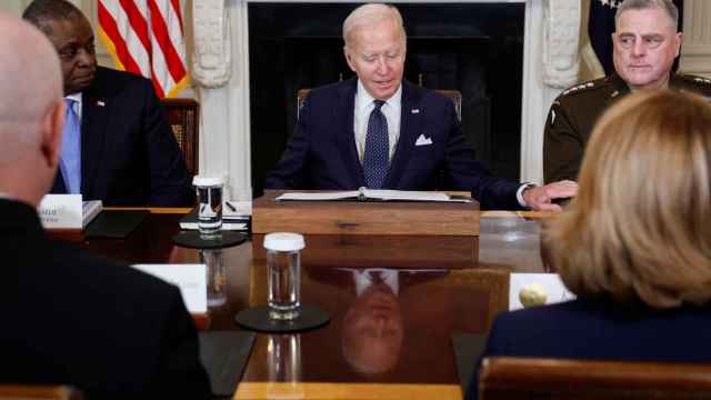 El presidente de los Estados Unidos, Joe Biden , junto al secretario de Defensa de los Estados Unidos, Lloyd Austin, y al presidente del Estado Mayor Conjunto, el general del Ejército de los Estados Unidos, Mark Milley .