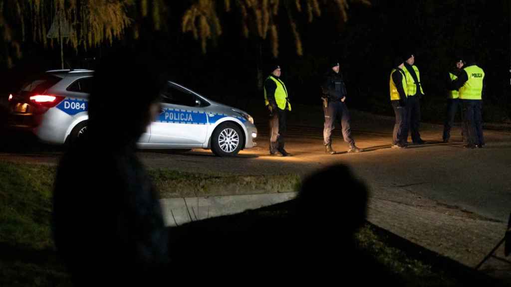 La policía bloquea una carretera, en medio de informes de dos explosiones, en Przewodow , Polonia, el 15 de noviembre de 2022.
