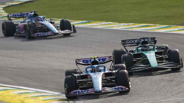 Esteban Ocon, Lance Stroll y Fernando Alonso pelean por la posición en Brasil