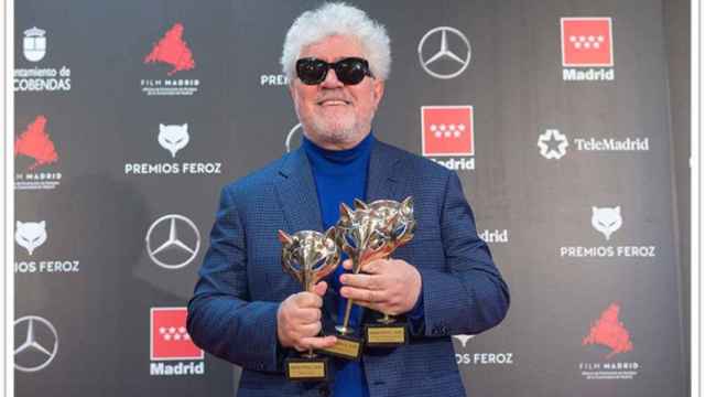 Pedro Almodóvar,  con los Premios Feroz recibidos por 'Dolor y gloria'. Foto: Premios Feroz
