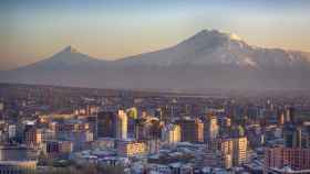 Ereván, capital de Armenia frente al Monte Ararat