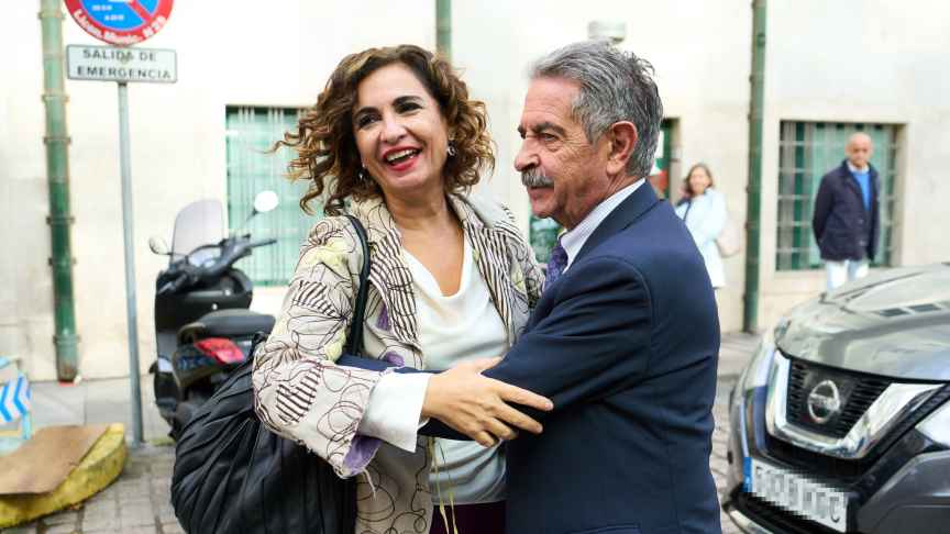 La ministra de Hacienda, María Jesús Montero, junto al presidente de Cantabria, Miguel Ángel Revilla, el martes pasado en Santander.