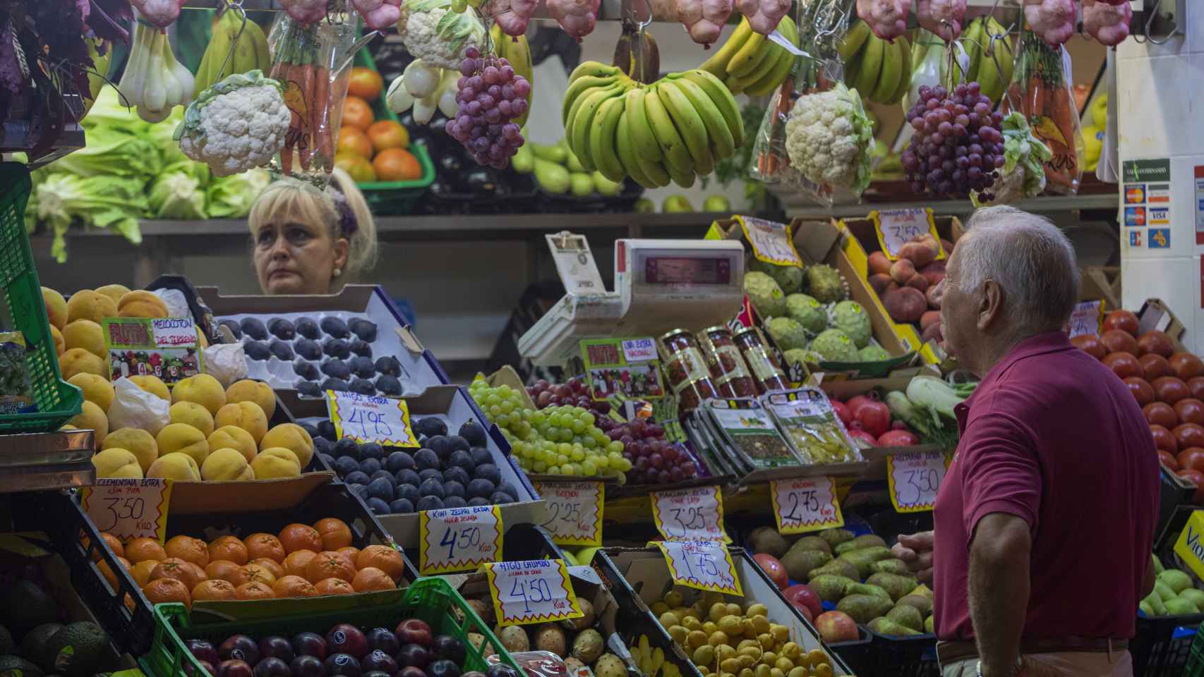 Un puesto de frutas y verduras en un mercado sevillano.