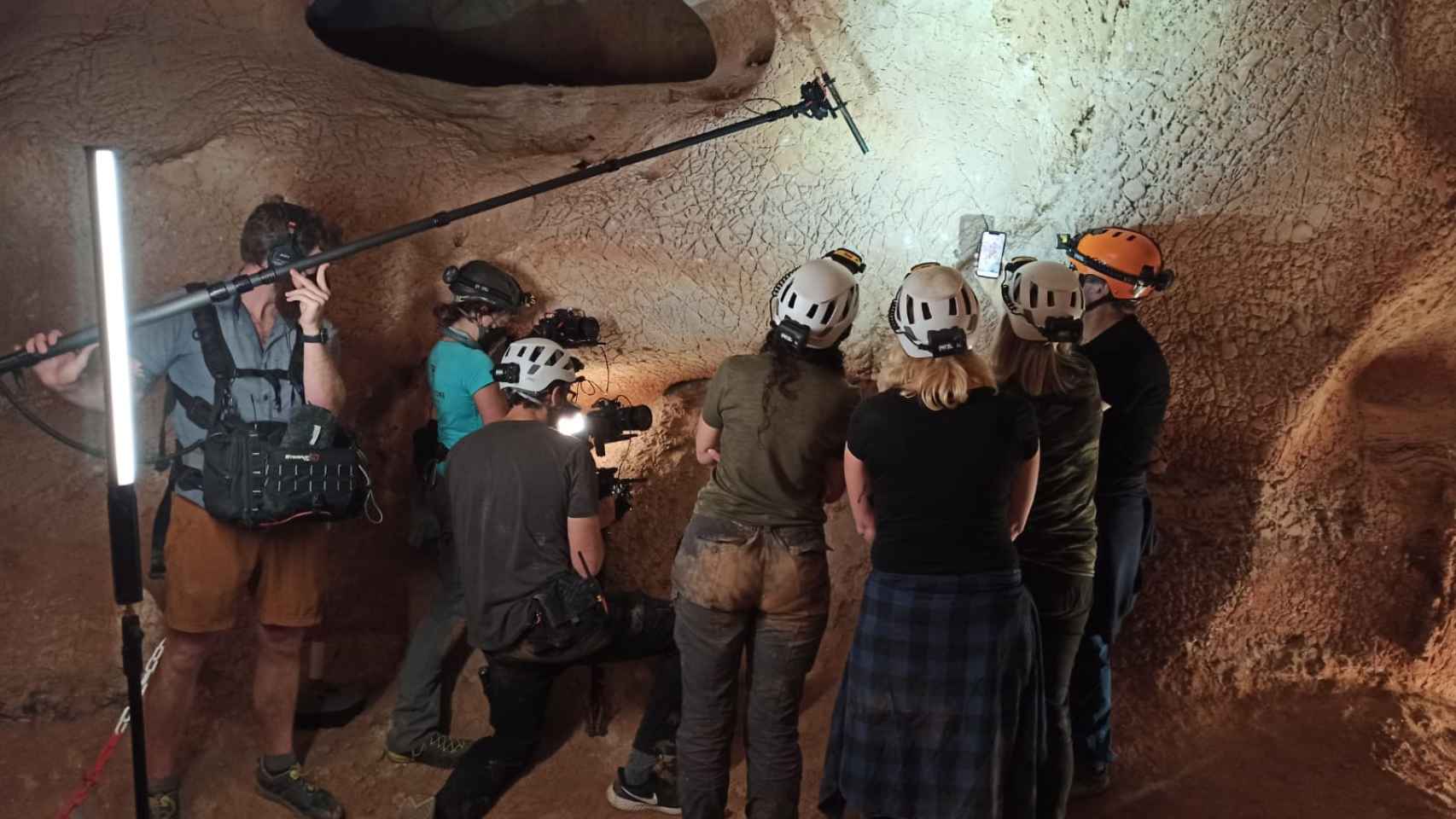 Las mejores imágenes de la grabación de National Geographic en las Cuevas de Ardales y Victoria en Málaga