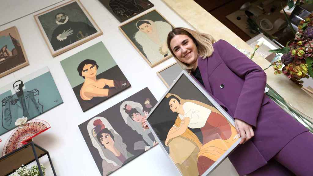 Mercedes Juan en La Provisoría junto a varias de sus ilustraciones puestas a la venta.