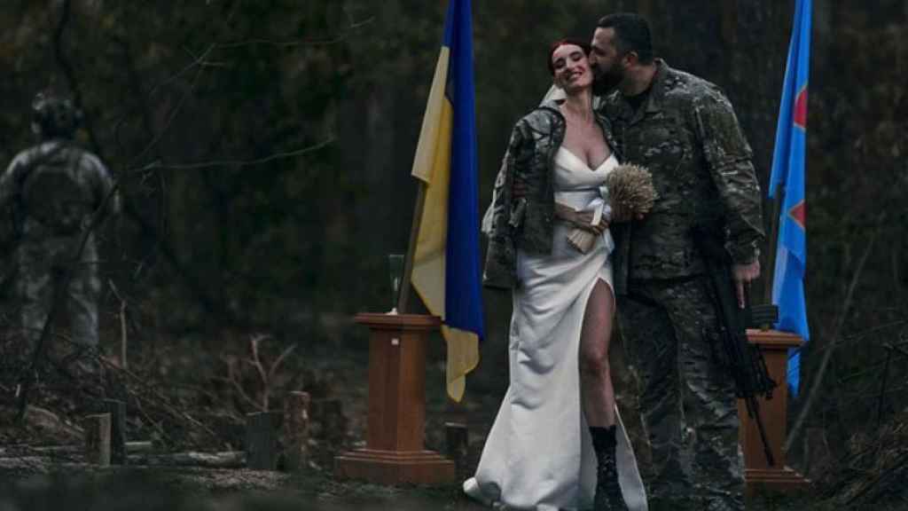 Evgenia Emerald y su marido, el oficial Henley, el día de su boda en los bosques de Járkov.