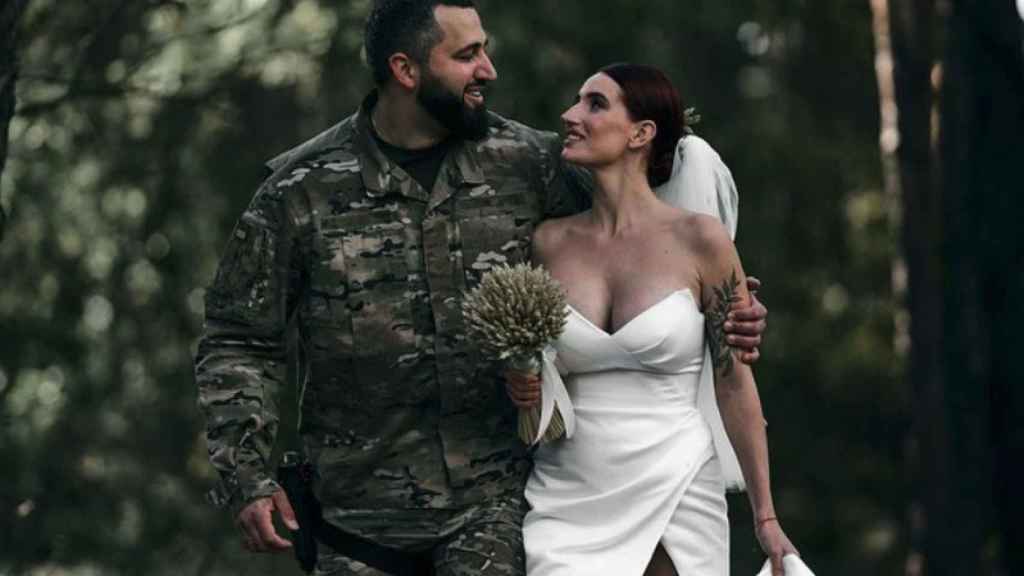 Evgenia Emerald y el oficial Henley el día de su boda en los bosques de Járkov.